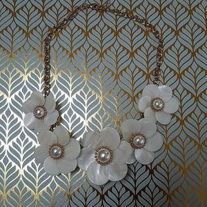 Pearl flower chunky necklace
